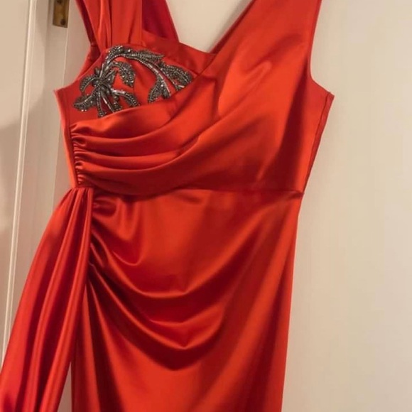 Dresses & Skirts - Elegant Red Evening Dress